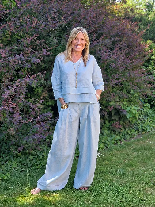A Monochromatic Linen Set