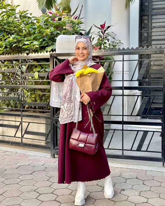 Burgundy midi dress with cream accessories