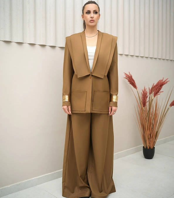 Monochrome camel suit with wide-leg trousers