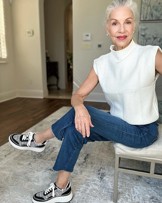 A Sleeveless Knit+Cropped Jeans