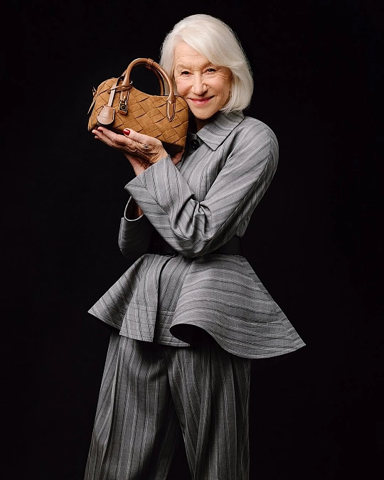 Sculpted Gray Suit With Wide-Leg Trousers