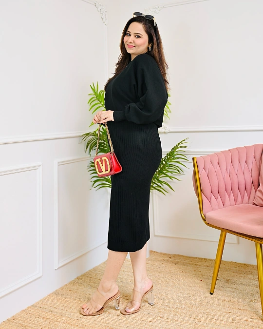 Black Knit Set With Red Accent