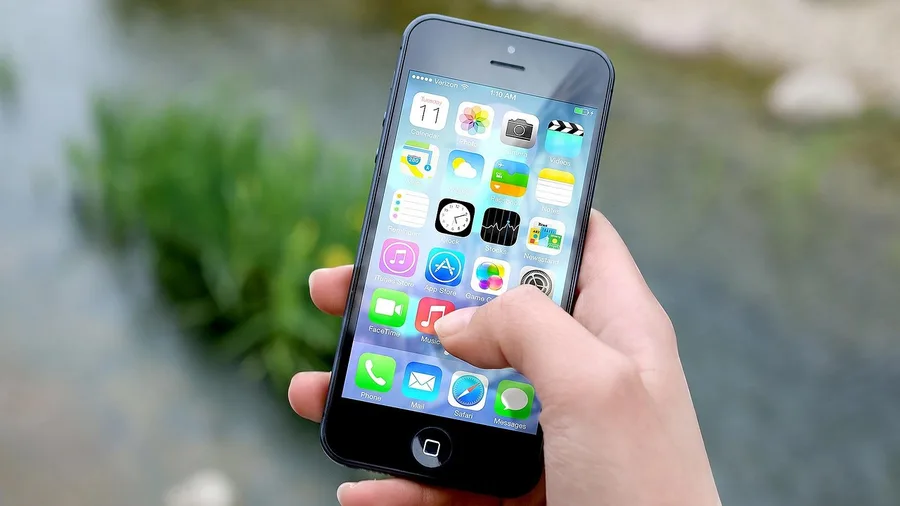 Outsourcing Everyday Memory to Screens Erodes Recall